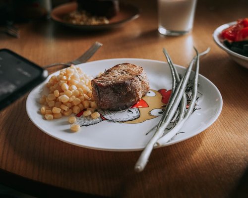 A balanced plate with complex carbohydrates, fresh vegetables, and lean protein on a wooden table